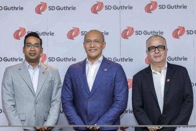 Dari kiri: Ketua Pegawai Kewangan SD Guthrie, Shahrizal Suhainy; Mohd Haris dan Ketua Pegawai Eksekutif Global Tradin, Sandeep Bhan ketika mengumumkan prestasi suku kedua tahun kewangan 2026 Kumpulan di ibu negara pada Selasa.