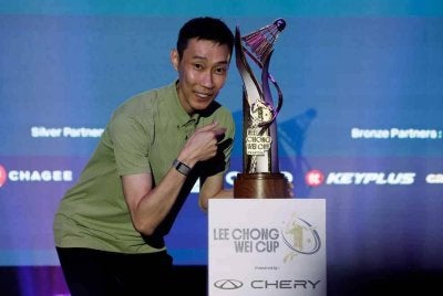 Chong Wei bersama trofi pada majlis memperkenalkan trofi dan penyerahan tajaan pada Kejohanan Badminton Piala Lee Chong Wei 2026. - Bernama