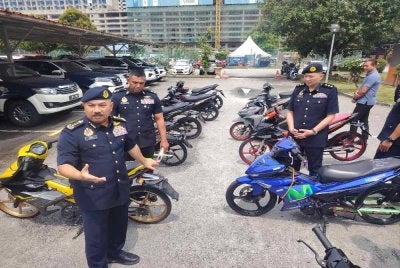 Muhammad Kifli (kiri) ditemui pemberita di Pejabat JPJ Kuala Lumpur selepas sidang akhbar Op Extreme pada Selasa.