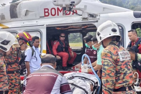 Pesakit bersama tiga kakitangan Klinik Kesihatan Tekek dan seorang pengiring diterbangkan dari Pulau Tioman untuk menerima rawatan di HTAA, Kuantan. Foto: FB Bahagian Udara JBPM 
