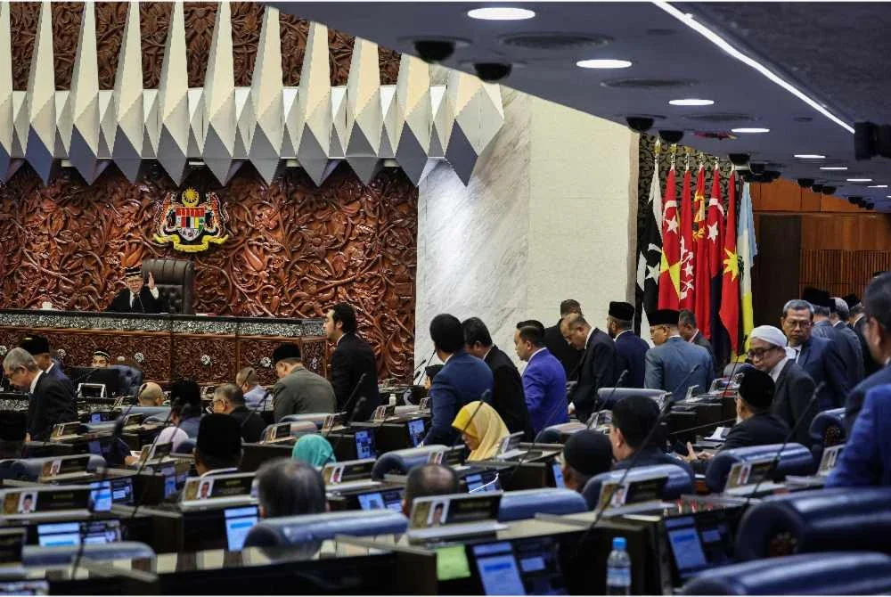 Sebahagian ahli Parlimen pembangkang dilihat keluar meninggalkan Dewan Rakyat pada Selasa dan tidak akan mengambil bahagian dalam sesi penerangan Menteri berkenaan RCI melibatkan isu pengurusan dan operasi TH. - Foto Bernama