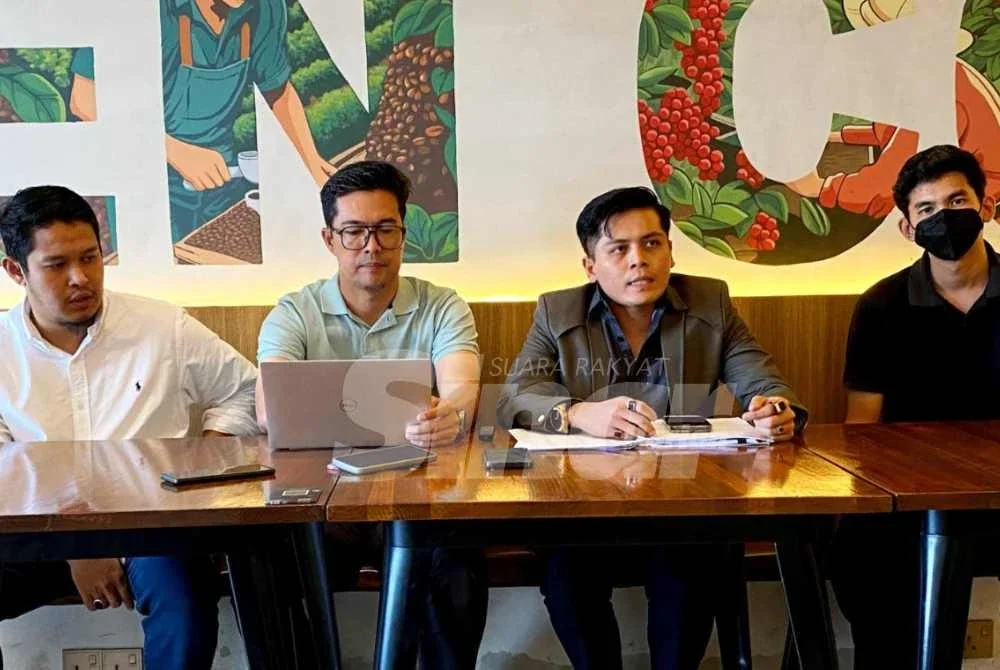 Pekerja Nasken Coffee (kanan) tampil memohon maaf maaf secara terbuka atas fitnah yang mendakwa majikannya gagal membayar caruman KWSP. Hadir sama ialah Mohd Nazif (kiri) dan Adnan (dua dari kiri). Foto:SINAR HARIAN/ HAZELEN LIANA KAMARUDIN