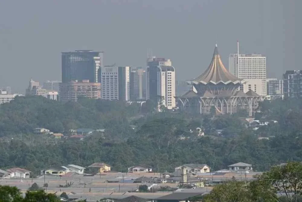 Sembilan kawasan di Sarawak rekod bacaan IPU pada tahap tidak sihat akibat jerebu rentas sempadan. Foto hiasan 