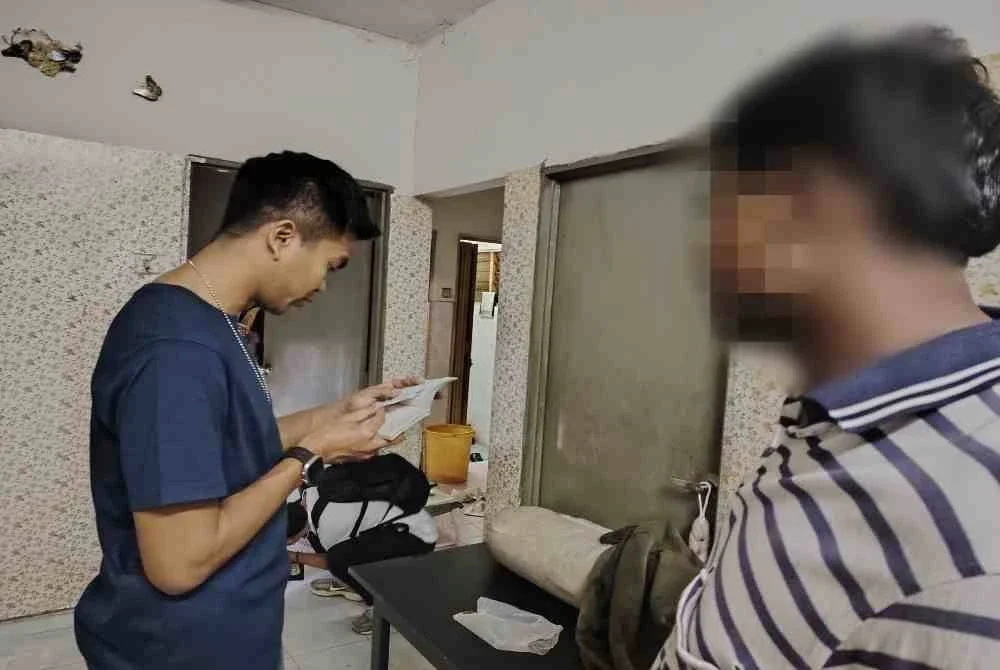 Pegawai JIM melaksanakan pemeriksaan dokumen warga asing menerusi operasi di sebuah apartment di Kajang pada Selasa.