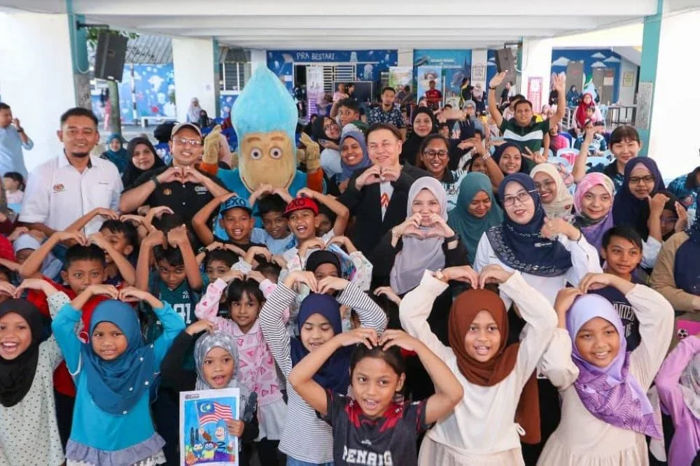 Norliza (dua dari kanan) bersama ibu bapa dan murid Sekolah Kebangsaan Sungai Gelugor sempena Siri Jelajah AKAR 2026.