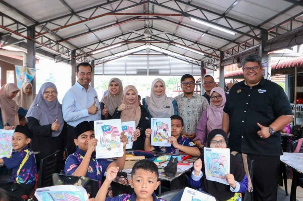 Norliza (empat dari kiri) diiringi Guru Besar Sekolah Kebangsaan Pengkalan Jaya, Rohayu Ali Musa (lima dari kanan) bersama peserta pertandingan mewarna.