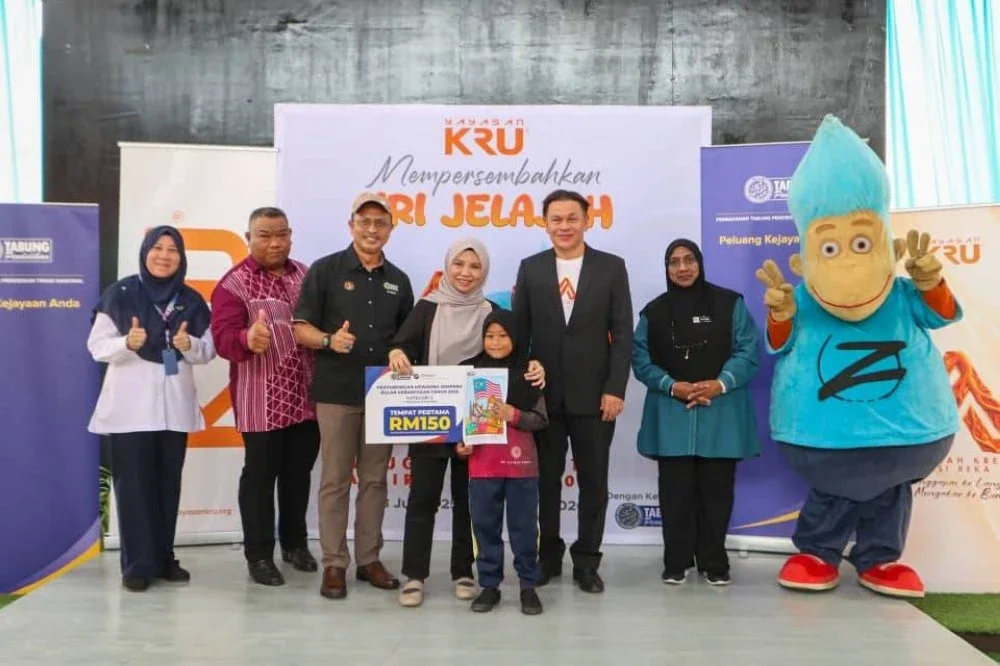 Norliza (tengah) diiringi Norman (tiga dari kanan) dan Ahmad Dasuki (tiga dari kiri) menyampaikan hadiah pemenang tempat pertama pertandingan mewarna dalam Siri Jelajah AKAR 2026 di Sekolah Kebangsaan Lahar Yooi.