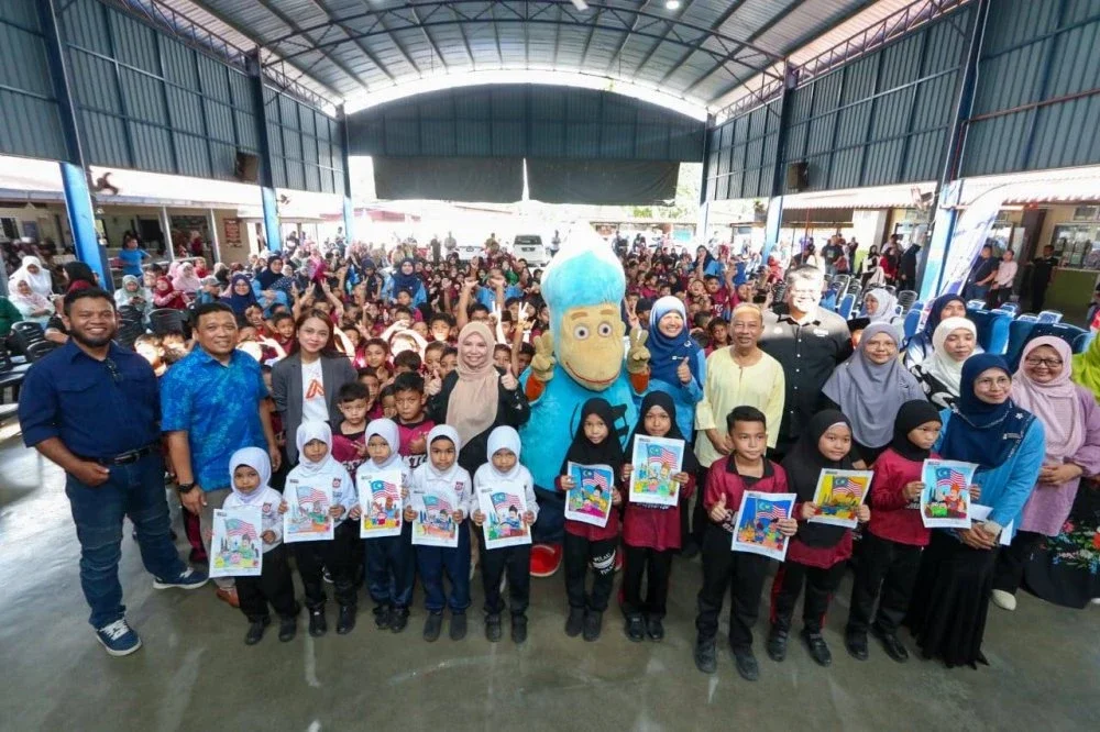 Norliza (empat dari kiri) bersama ibu bapa dan murid Sekolah Kebangsaan Tasek Gelugor sempena Siri Jelajah AKAR 2026.