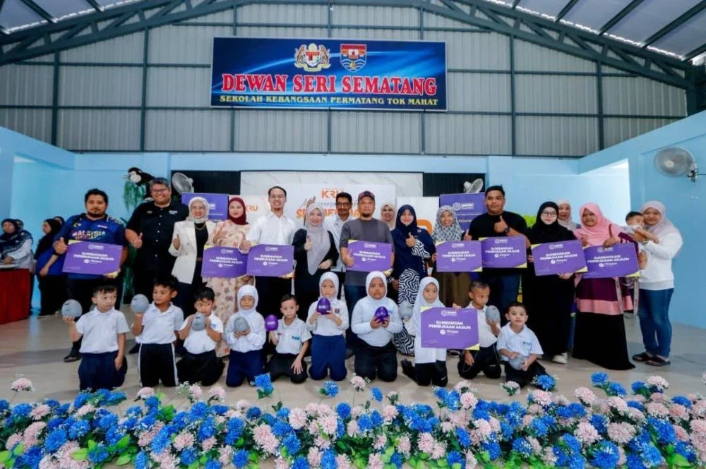 Norliza (enam dari kiri) bersama penerima sumbangan Akaun Simpan SSPN Prime di Sekolah Kebangsaan Permatang Tok Mahat, Nibong Tebal, Pulau Pinang.