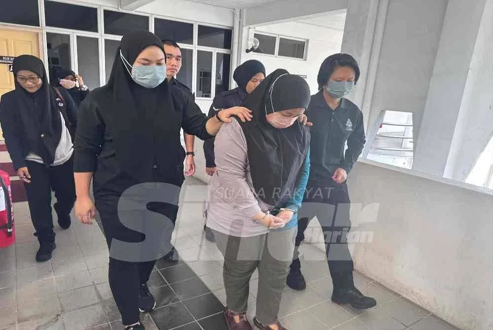 Tertuduh dibawa keluar dari Mahkamah Majistret selepas selesai pertuduhan.
