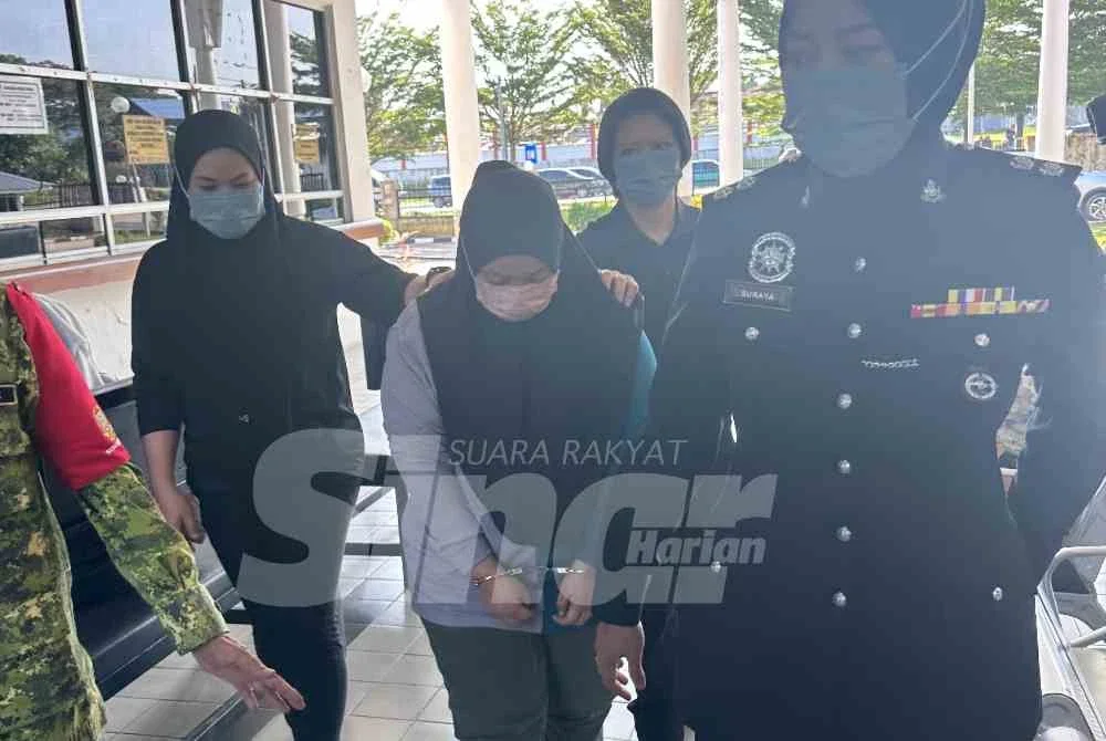 Tertuduh tiba di Mahkamah Majistret Kota Tinggi untuk didakwa atas kesalahan membunuh cucu tirinya di Taman Sri Saujana, Kota Tinggi hujung bulan lalu.