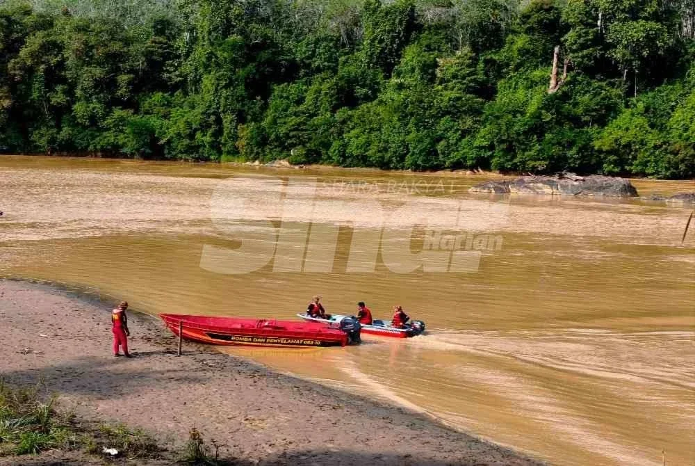 Anggota bomba sedang melakukan operasi mencari dan menyelamat di lokasi kejadian di Sungai Kelantan, berhampiran Kampung Batu Mengkebang, Jalan Batu Lada, Aur Duri, Kuala Krai pada Rabu.Foto:SINAR HARIAN/HAZELEN LIANA KAMARUDIN