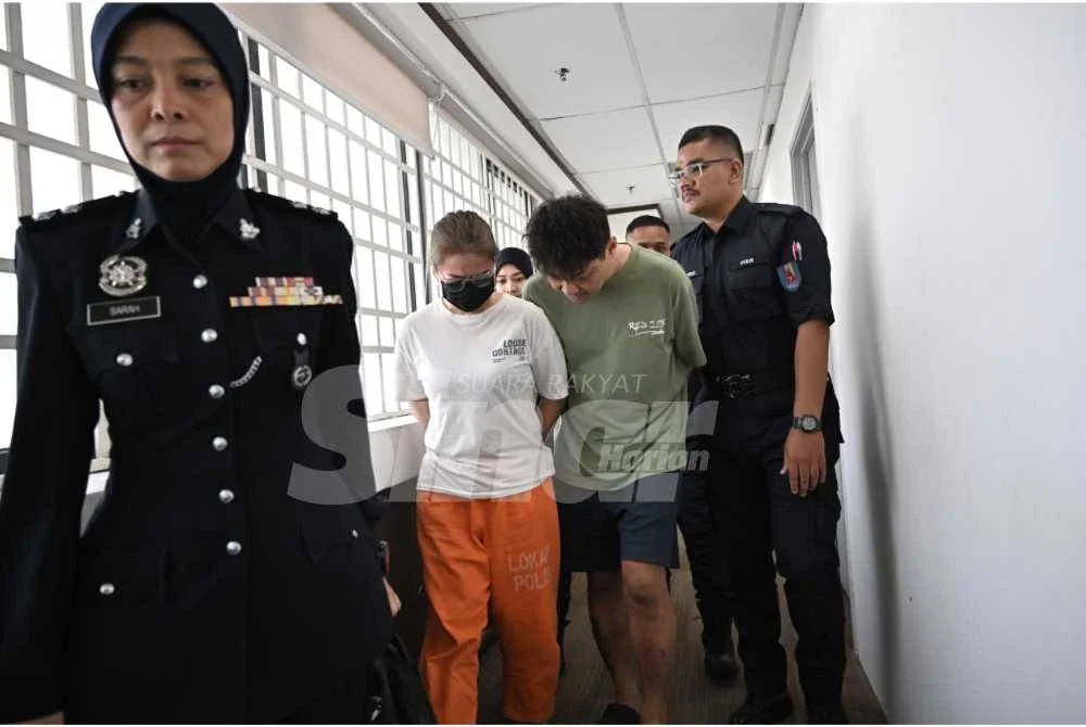 Wait Loon (dua dari kanan) bersama isterinya dihadapkan ke Mahkamah Majistret Ipoh kerana didakwa mengedar dadah jenis MDMA pada Rabu.