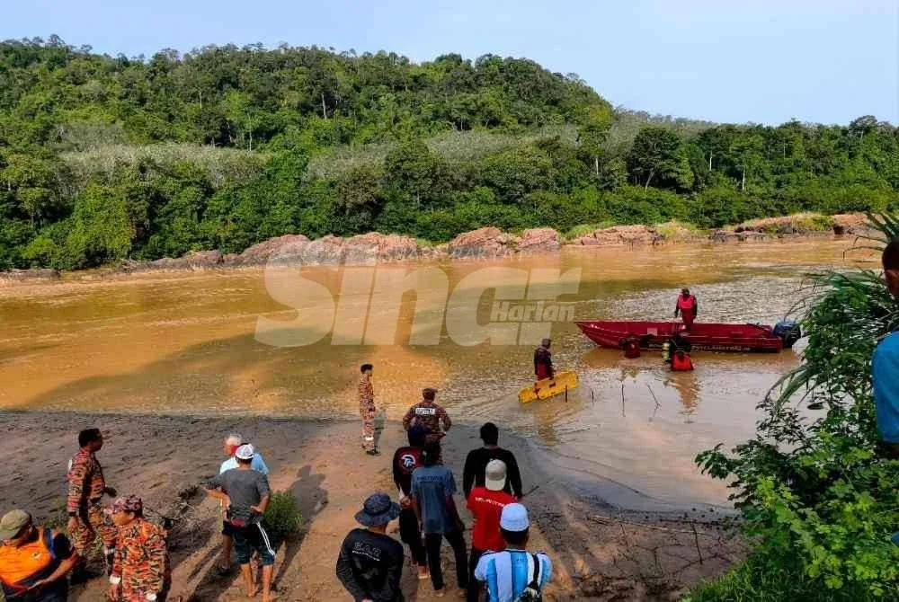 Operasi mencari dan menyelamat Mohd Rayyan Hakimi masih diteruskan oleh anggota bomba.
Foto: SINAR HARIAN/HAZELEN LIANA KAMARUDIN