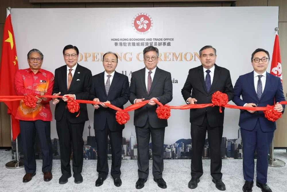 Anthony (dua dari kanan) dan Algernon (tiga dari kanan) memotong riben pada Majlis Perasmian Pejabat Ekonomi dan Perdagangan Hong Kong di TRX.
