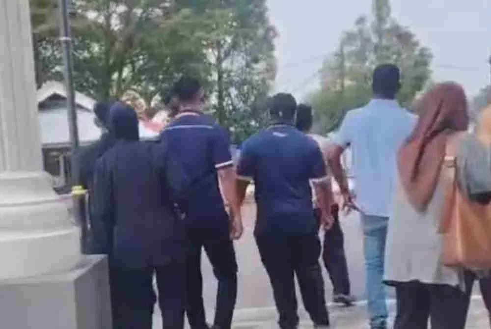Tangkap layar video tular menunjukkan situasi panik di Mahkamah Kulim pada Rabu berhubung kejadian.