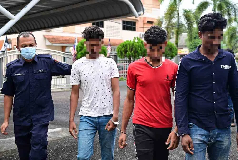 Tiga pelarian Myanmar yang ditahan bagi membantu siasatan kes seksual melibatkan seorang wanita orang kurang upaya (OKU) berusia 23 tahun di Mahkamah Majistret Kemanan pada Rabu. Foto Bernama
