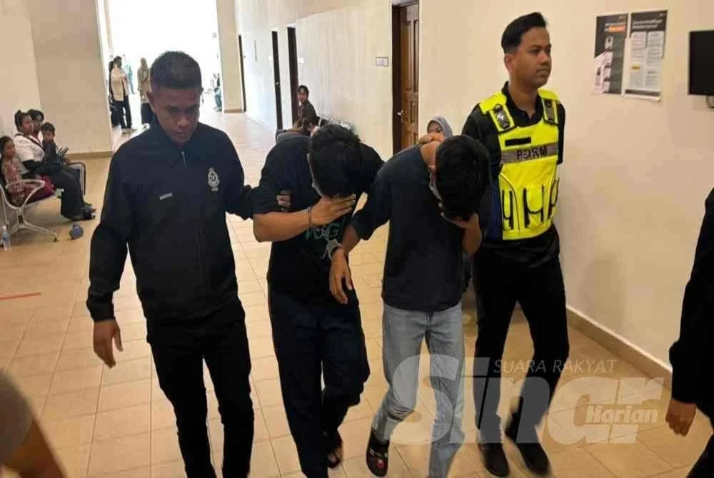 Muhammad Asyraf (dua dari kiri) dan Mohd Shukrie masing-masing dipenjara 14 hari dan didenda RM8,000 oleh Mahkamah Majistret Kuantan selepas mengaku bersalah atas tuduhan membuat dokumen palsu iaitu sijil cuti sakit antara Mac dan Julai lalu.
