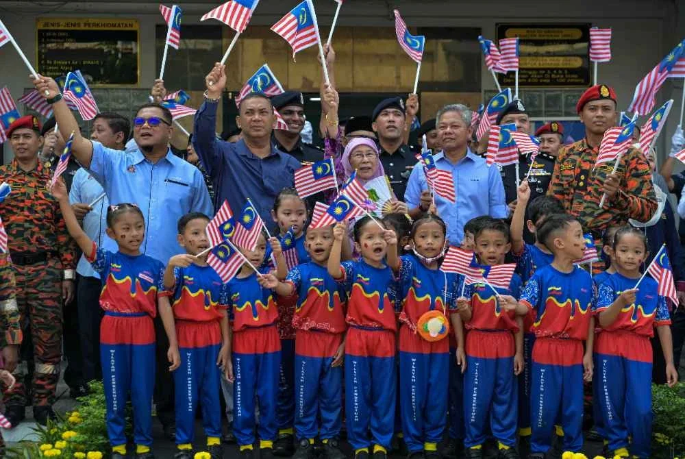 Wan Azizah (tengah) mengibarkan Jalur Gemilang pada program Semarak Merdeka Parlimen Bandar Tun Razak sempena sambutan Bulan Kebangsaan 2026 di pejabat DBKL Cawangan Bandar Tun Razak hari ini. - Foto: Bernama