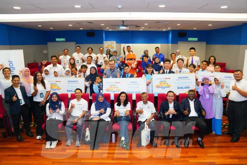 Elina (duduk, tengah) bergambar bersama wakil Jabatan Pendidikan Negeri (JPN) dan tetamu jemputan dan wakil sekolah semasa Majlis Penyampaian Hadiah Peraduan Misi Jimat Air bersama BoBoiBoy 2025 di LRA Sungai Langat 2, Hulu Langat pada Rabu. FoTO: MOHD HALIM ABDUL WAHID