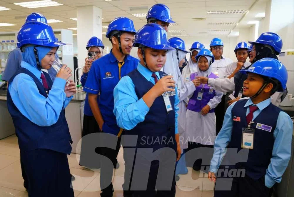 Pelajar turut berpeluang merasai sendiri air bersih yang telah menjalani proses rawatan di makmal. Foto: MOHD HALIM ABDUL WAHID