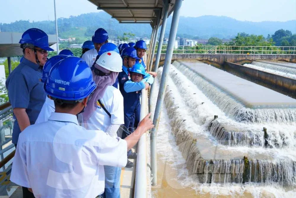 Pelajar meninjau sekitar LRA Sungai Langat 2, Hulu Langat di sini pada Rabu. Foto: MOHD HALIM ABDUL WAHID