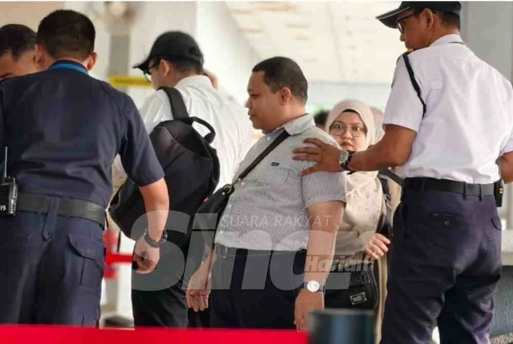 Seorang guru lelaki prasekolah di Rembau mengaku tidak bersalah di Mahkamah Sesyen di sini pada Rabu atas dua pertuduhan melakukan amang seksual fizikal terhadap anak murid lelakinya berusia lapan tahun.