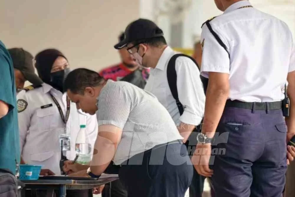 Mahkamah kemudian menetapkan jaminan RM8,000 dengan seorang penjamin dengan syarat tambahan tidak menganggu mangsa.