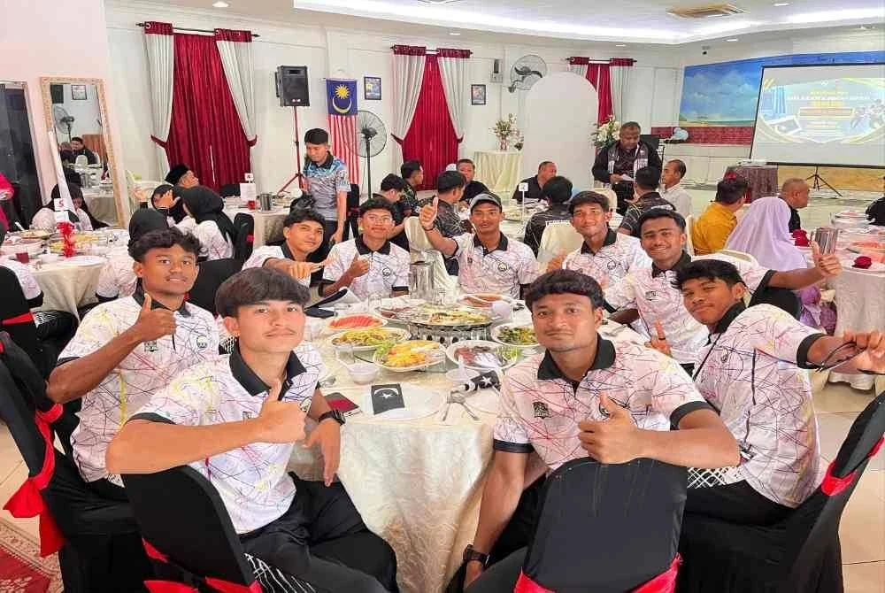 Barisan pemain ragbi lelaki Terengganu skuad SUKMA Selangor 2026 yang diraikan dalam satu majlis ringkas yang berlangsung di Kuala Terengganu.