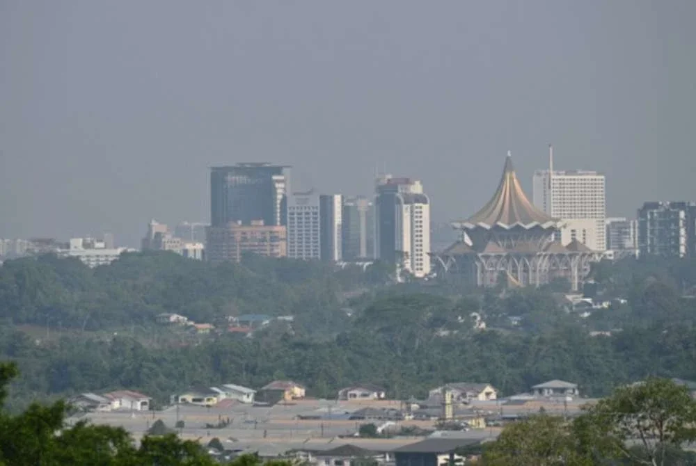 Orang ramai disaran mengurangkan berada di luar bangunan serta menggunakan pelitup muka yang sesuai sekiranya perlu berada di luar. Gambar hiasan