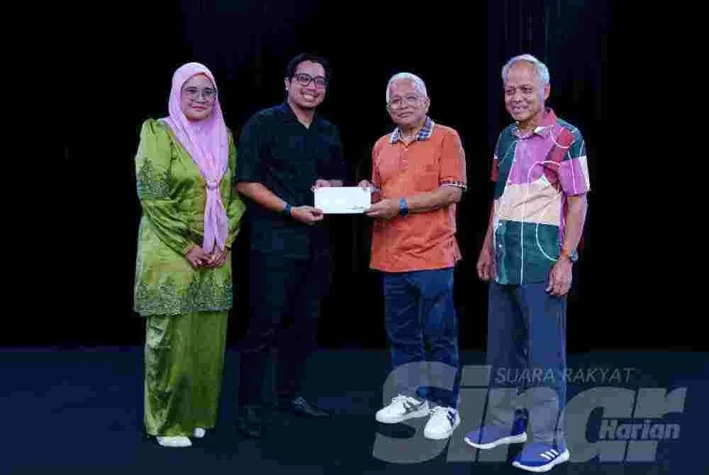 Muhammad Aiman Syafiq (dua dari kiri) menerima sumbangan saguhati berupa cek daripada pengurusan Karangkraf iaitu Datuk Hussamuddin dan Datuk Muhammad Nasir. FOTO SINAR HARIAN/ MOHD HALIM ABDUL WAHID.