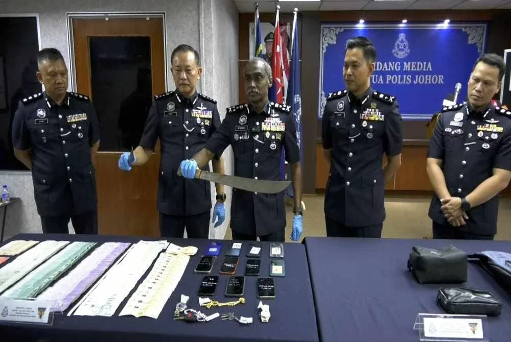Datuk M. Kumar menunjukkan barang rampasan