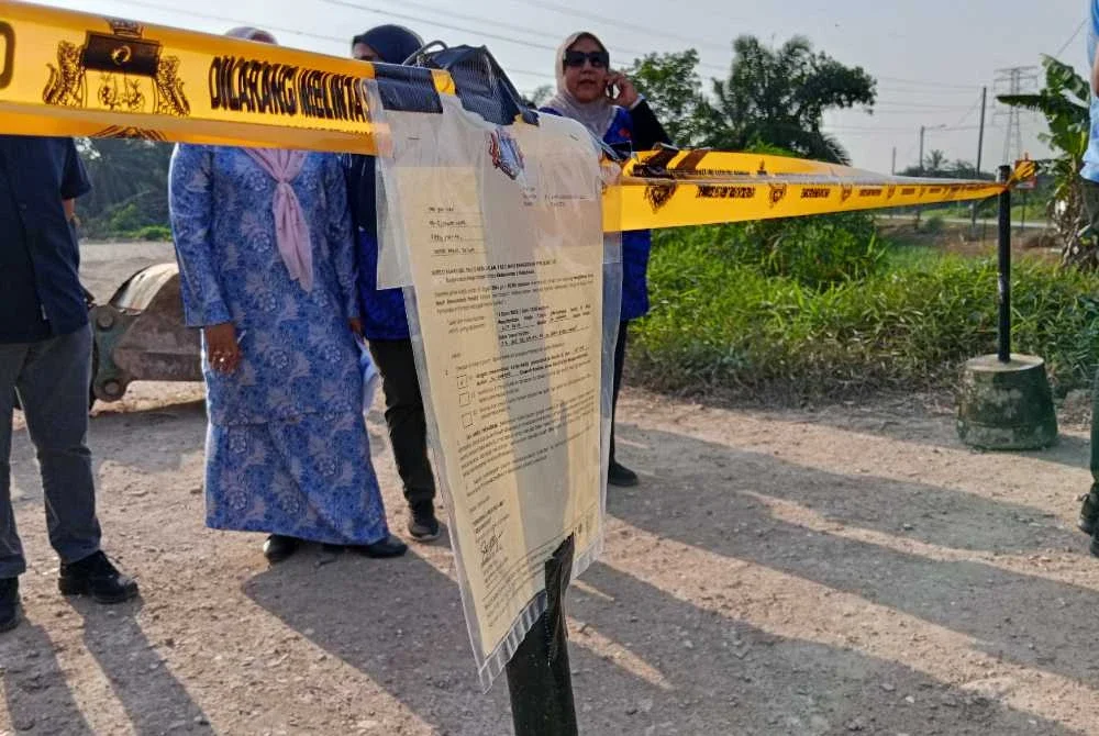 Notis penutupan lokasi penambakan dan pembuangan sisa binaan di Pontian.