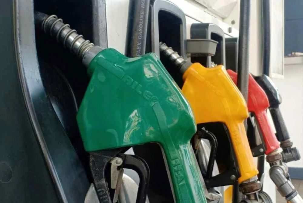 Harga runcit RON97 berkurang 20 sen seliter, manakala RON95 serta diesel tanpa subsidi masing-masing turun 15 sen dan 10 sen bagi tempoh 13 hingga 19 Ogos - Gambar hiasan