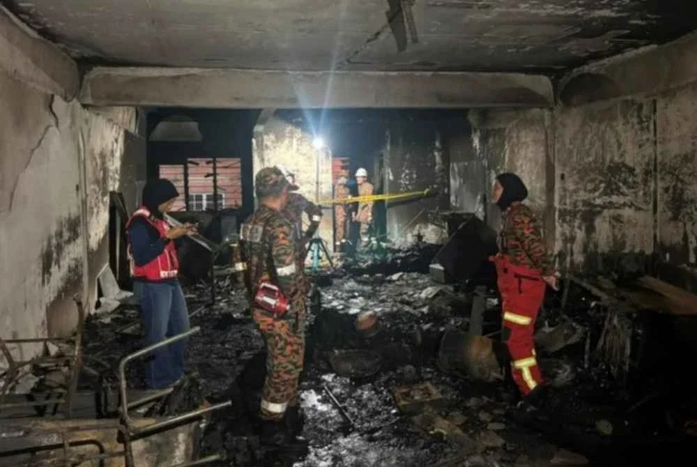 Seorang warga emas dan anak saudara lelakinya berusia 8 tahun maut, manakala 2 lagi mangsa mengalami sesak nafas dalam kebakaran sebuah rumah kedai tiga tingkat di Jalan Batu Unjur 9, Taman Bayu Perdana, Klang petang tadi. - Foto: Bernama
