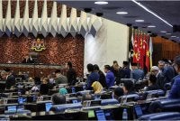 Sebahagian ahli Parlimen pembangkang dilihat keluar meninggalkan Dewan Rakyat pada Selasa dan tidak akan mengambil bahagian dalam sesi penerangan Menteri berkenaan RCI melibatkan isu pengurusan dan operasi TH. - Foto Bernama