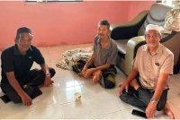 Keadaan Hashim (tengah) pada penghujung Julai lalu ketika menerima kunjungan rakan-rakan daripada Persatuan Penulis dan Budayawan Kelantan (PESISIR) di rumahnya di Kuala Tiga, Tanah Merah.Foto: PESISIR