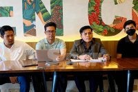 Pekerja Nasken Coffee (kanan) tampil memohon maaf maaf secara terbuka atas fitnah yang mendakwa majikannya gagal membayar caruman KWSP. Hadir sama ialah Mohd Nazif (kiri) dan Adnan (dua dari kiri). Foto:SINAR HARIAN/ HAZELEN LIANA KAMARUDIN