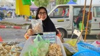 Azizah gigih berniaga di Pasar Tani Kampung Simee dan mengusahakan cendawan kukur.