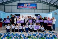 Norliza (enam dari kiri) bersama penerima sumbangan Akaun Simpan SSPN Prime di Sekolah Kebangsaan Permatang Tok Mahat, Nibong Tebal, Pulau Pinang.