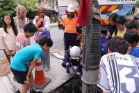 Murid-murid menyaksikan demonstrasi operasi pembersihan longkang dalam program pendidikan alam sekitar yang diadakan di Putrajaya, baru-baru ini.