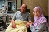 Anwar berkongsi gambar terbaharu selepas menjalani rawatan dengan ditemani isterinya, Wan Azizah.