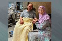 Anwar berkongsi gambar terbaharu selepas menjalani rawatan dengan ditemani isterinya, Wan Azizah.