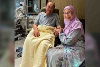 Anwar selamat menjalani prosedur pembedahan laparoskopi secara elektif bagi merawat hernia perut (para-umbilical hernia) pada Isnin. Foto Facebook Anwar Ibrahim 