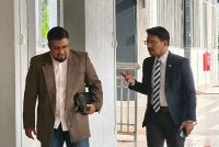Chegubard (kiri) dan Mohd Hanif ketika hadir ke Mahkamah Sesyen Seremban pada Rabu.
