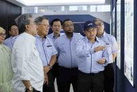 Menteri Pelaburan, Perdagangan dan Industri, Datuk Seri Johari Abdul Ghani (kanan) ketika pelancaran kemudahan pengecatan baharu Inokom, Paint Shop 3 (PS3).
