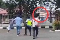 Gambar tular dua Orang Kena Tuduh (OKT) cuba melarikan diri dari Mahkamah Majistret Kulim di sini sebelum tangkapan semula dilakukan, pada jam lebih kurang 10 pagi Rabu.