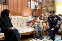 Saifuddin Nasution (dua dari kanan) bersama Mohd Yusoff (kanan) bertanyakan khabar pada Fatimah Syaera (kiri) semasa mengadakan lawatan ke rumahnya di Kampung Hutan Pasir, Ketereh, Kota Bharu pada Rabu. 