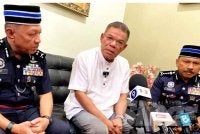 Saifuddin Nasution (tengah) semasa sidang akhbar selepas mengadakan lawatan ke rumah balu Allahyarham Lans Koperal Mohamad Nur Hafiz Rahim yang terkena renjatan elektrik iaitu Fatimah Syaera Zahrul Saharudin, 28, serta anak mereka, Hariz Idraqi, 2, di Kampung Hutan Pasir, Ketereh, Kota Bharu. Foto: HAZELEN LIANA KAMARUDIN