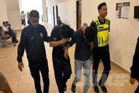 Muhammad Asyraf (dua dari kiri) dan Mohd Shukrie masing-masing dipenjara 14 hari dan didenda RM8,000 oleh Mahkamah Majistret Kuantan selepas mengaku bersalah atas tuduhan membuat dokumen palsu iaitu sijil cuti sakit antara Mac dan Julai lalu. 